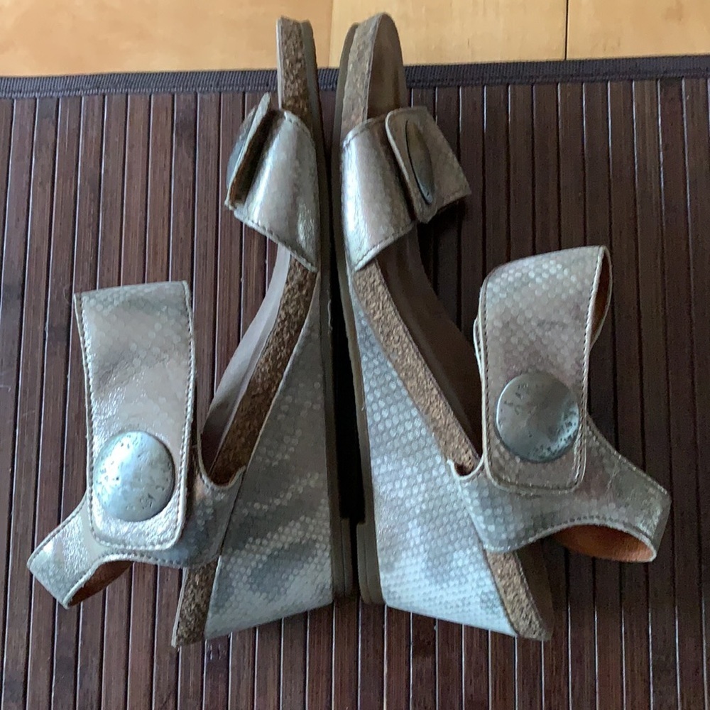 Taos Footwear Silver and Gold Sandals with Wedge Heel - Picture 4 of 11